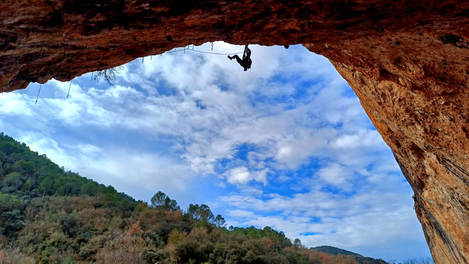 Un escalador en el abrigo de la Cova Gran de Santa Linya.