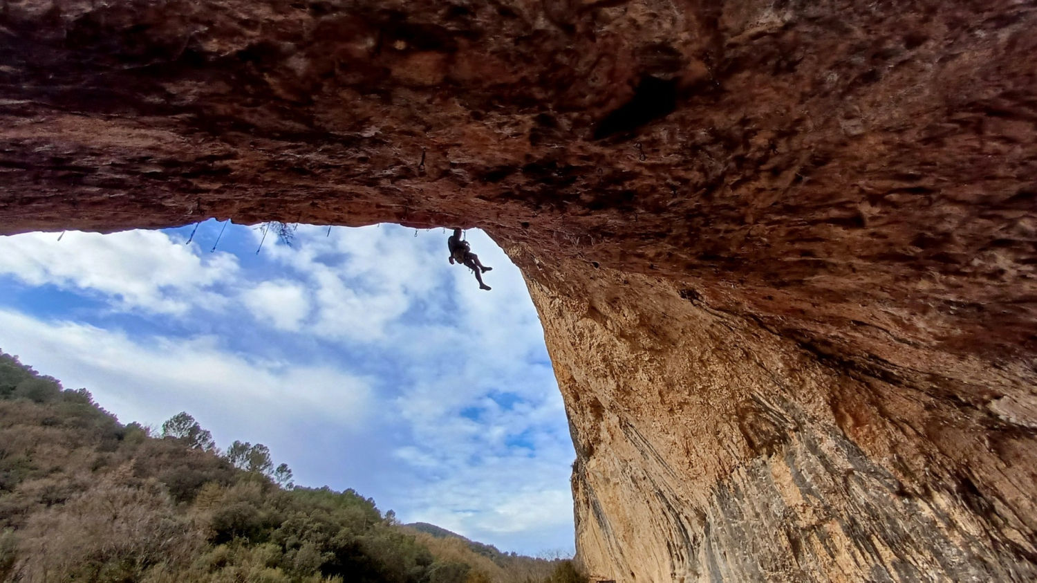 Escalador en la Cova Gran de Santa Linya.