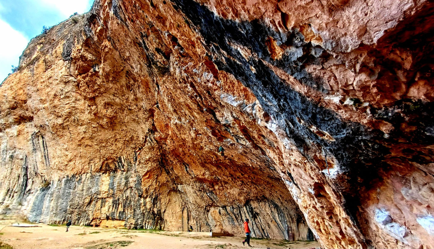 La Cova Gran de Santa Linya vista desde el exterior.