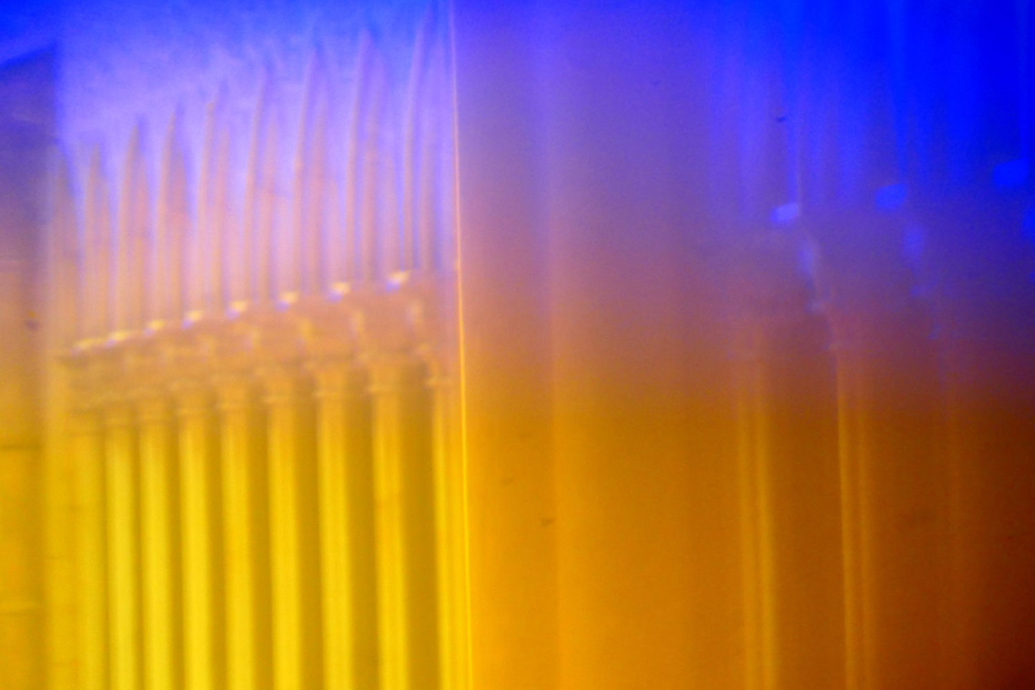 Reflejos de día y noche en el claustro del Monasterio de Pedralbes.