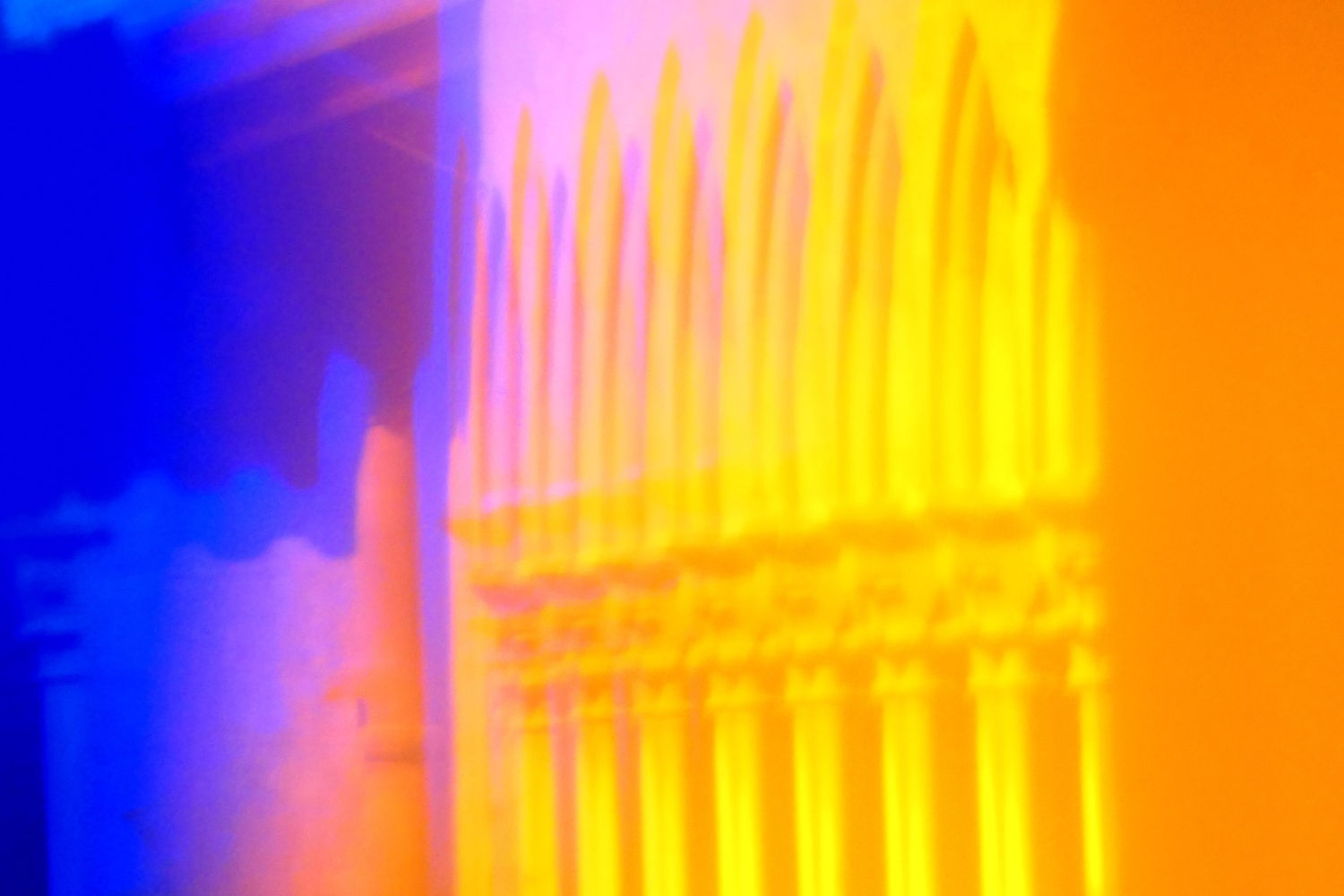 Interpretación en reflejos en el claustro del Monasterio de Pedralbes.