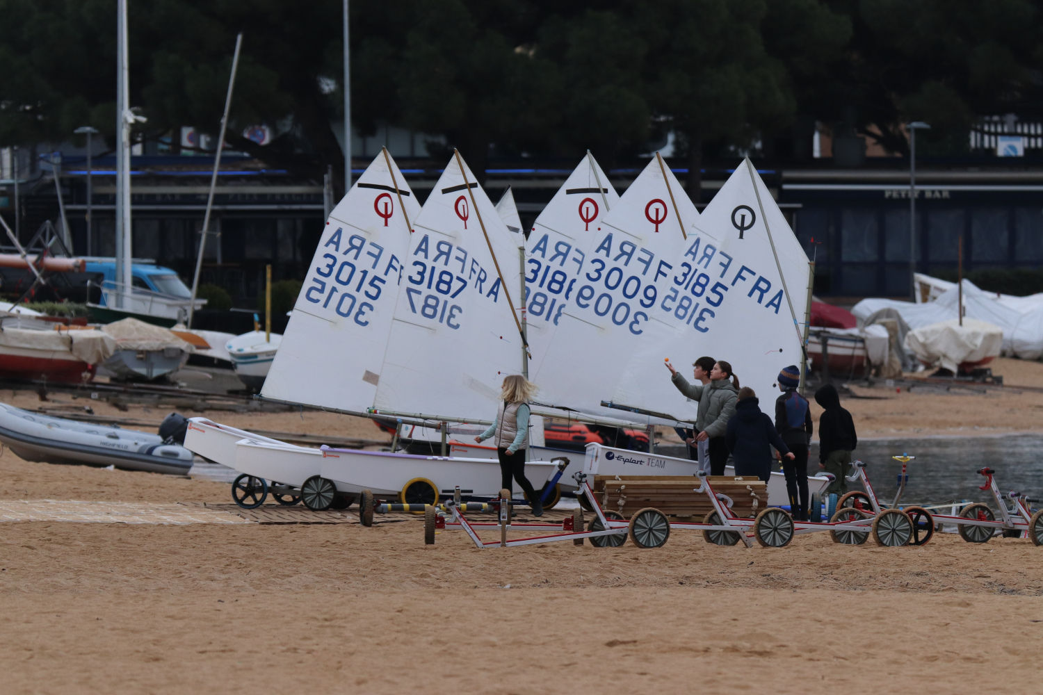 Preparativos en la arena.