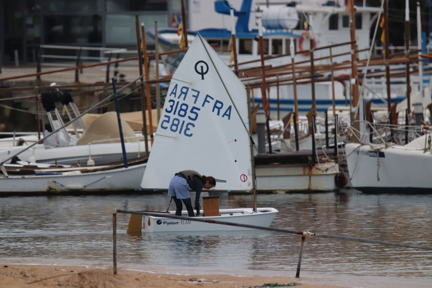Barco en el puerto de Palamós.