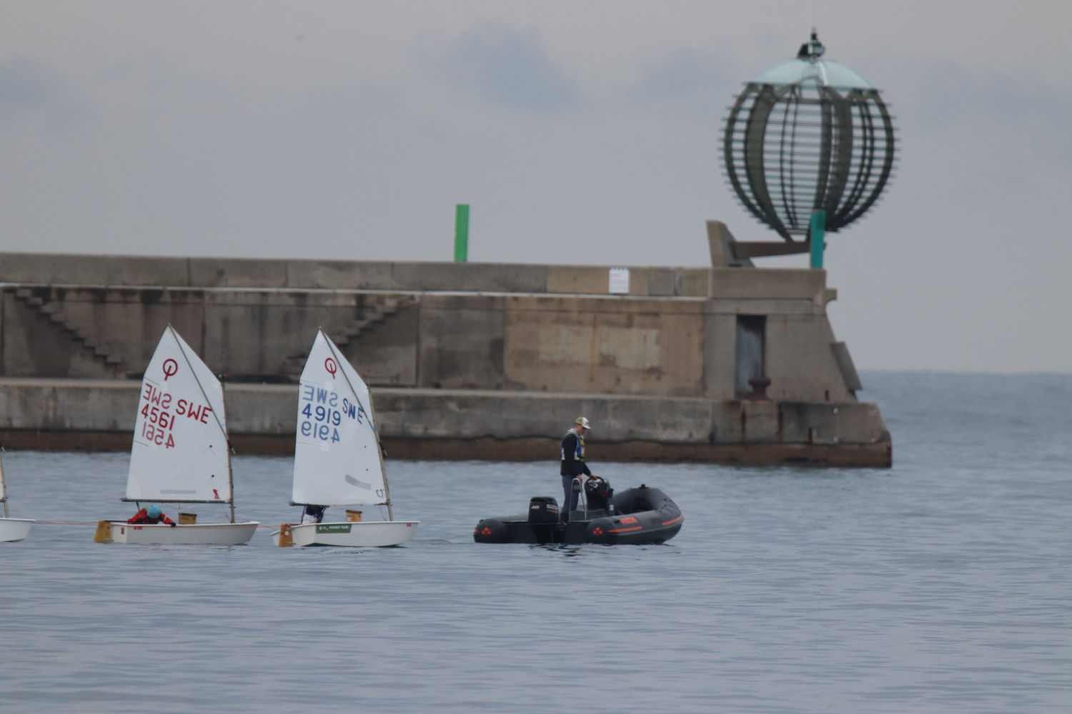 Barcos en acción en el 35 Internacional Vila Palamós Optimist Trophy 2025.