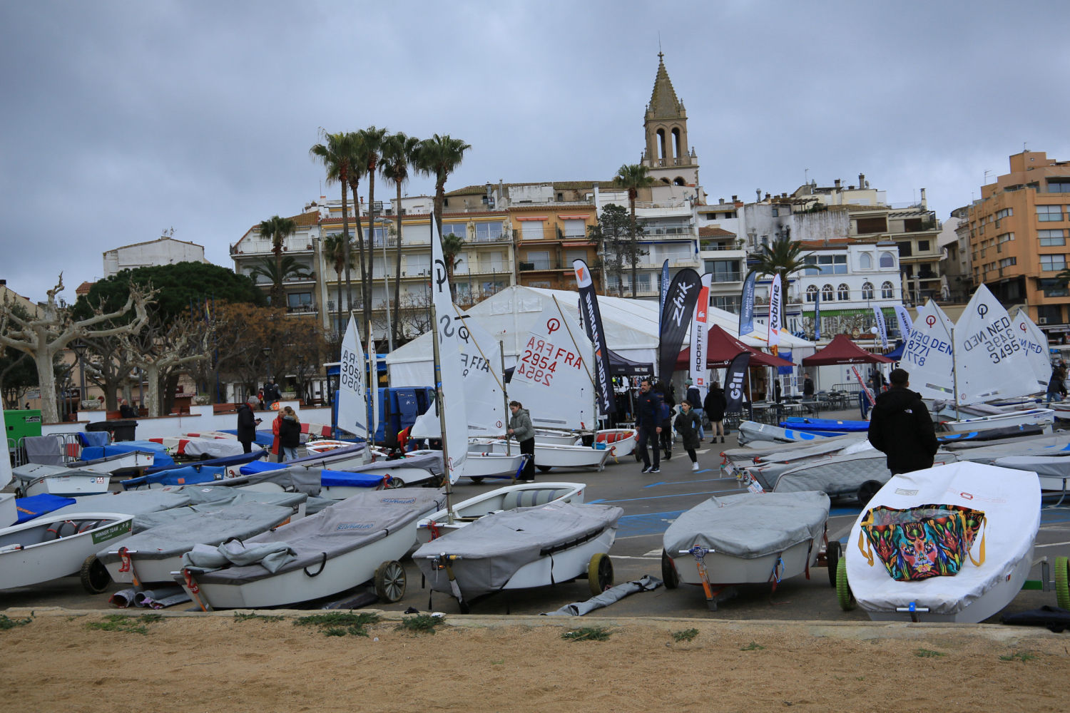 Barcos en la playa de Palamós.