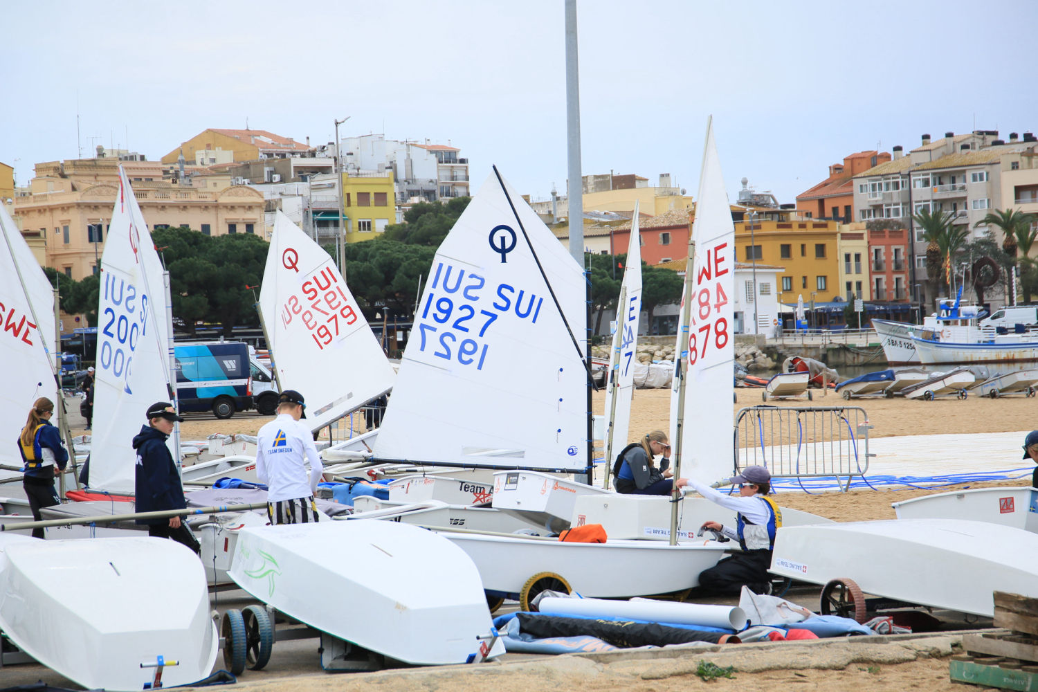 Preparativos en los barcos del 35 Internacional Vila Palamós Optimist Trophy 2025.