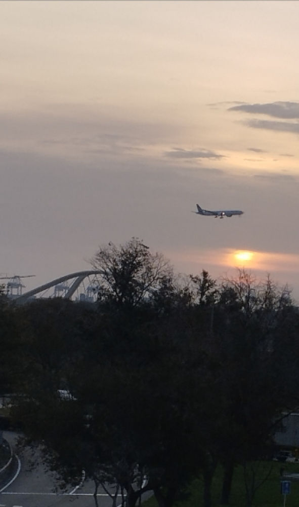 Avión sobrevolando el cielo de El Prat.