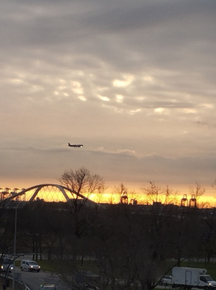 Avión en el cielo de El Prat.