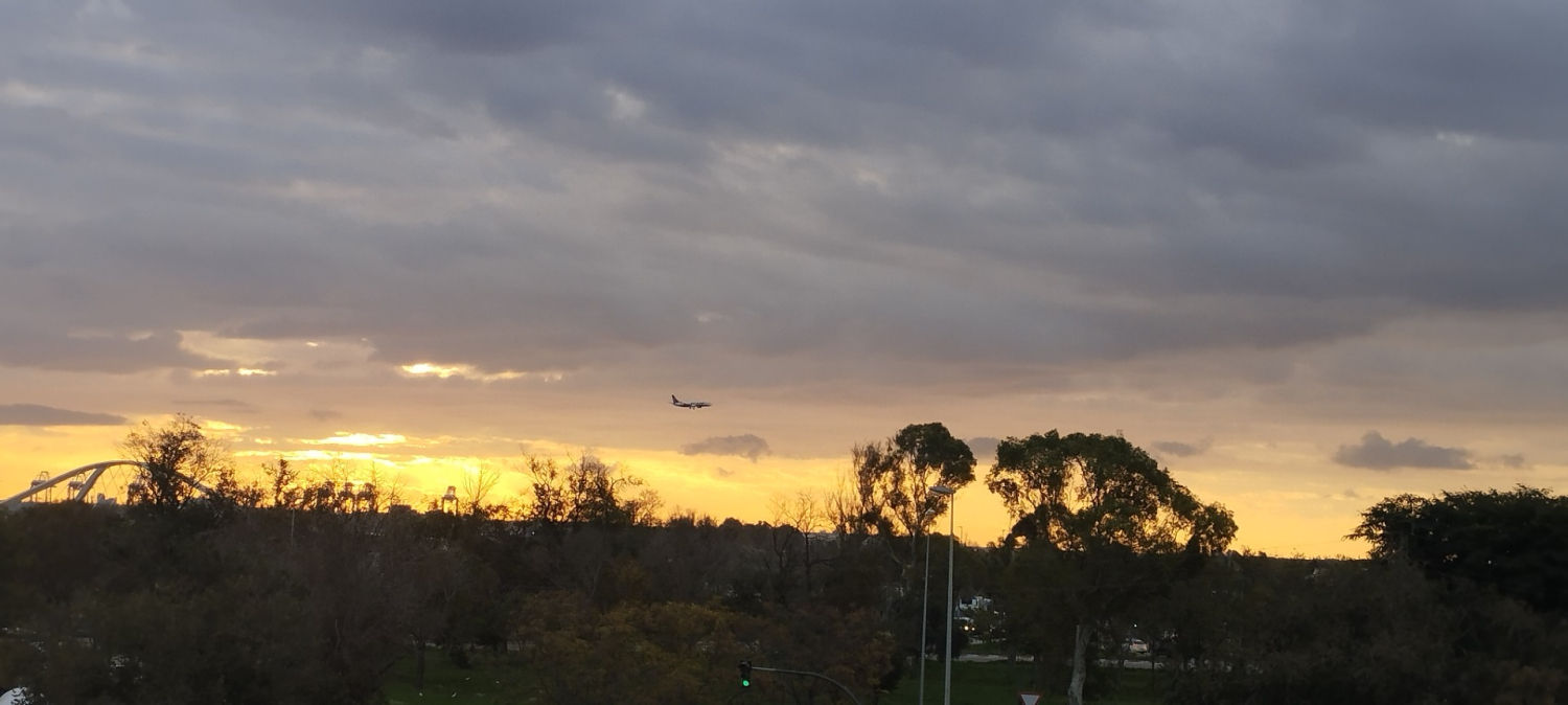 Un avión sobrevolando el cielo de El Prat.
