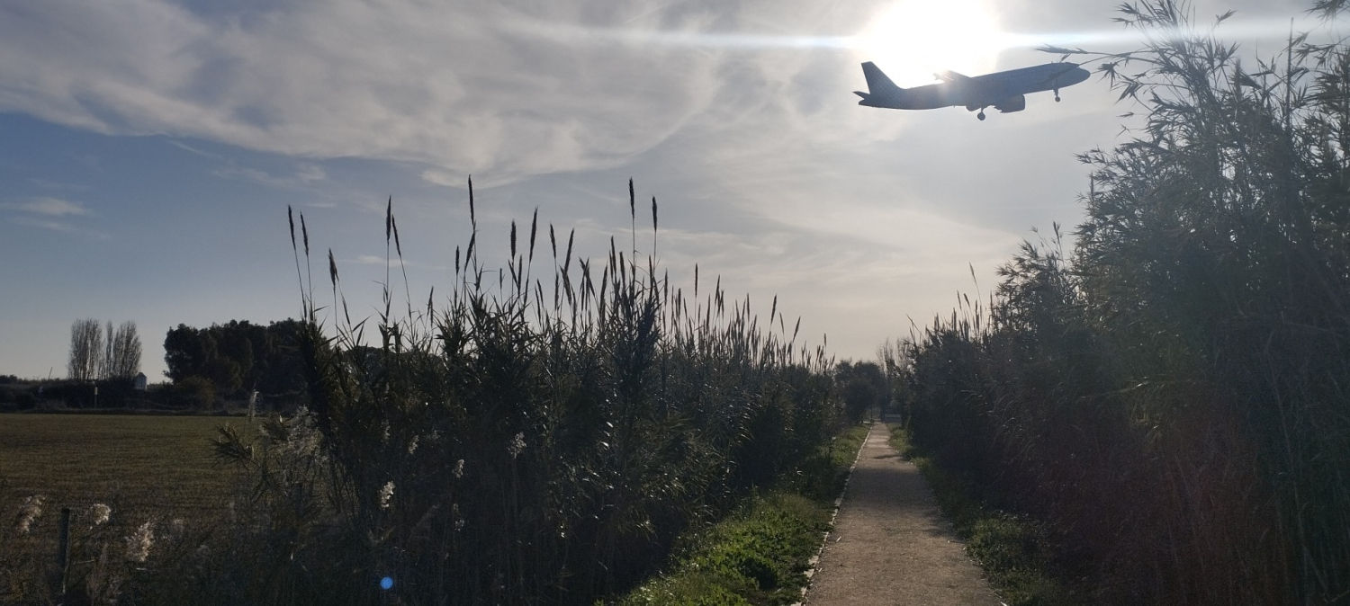 Avión cogiendo altura en El Prat.