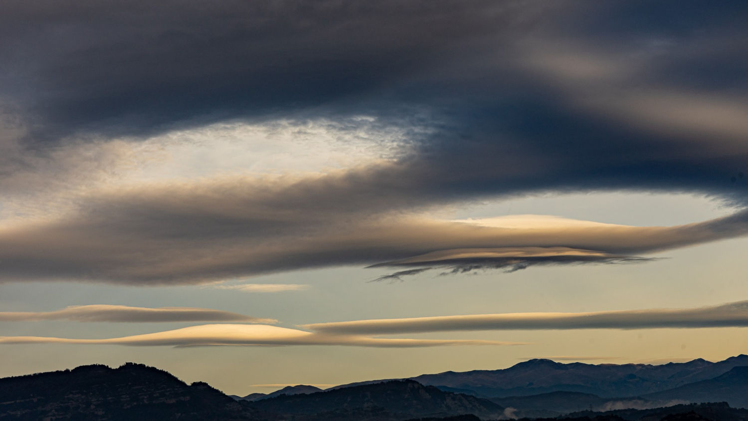 Los altocúmulos lenticulares del Voltreganès.