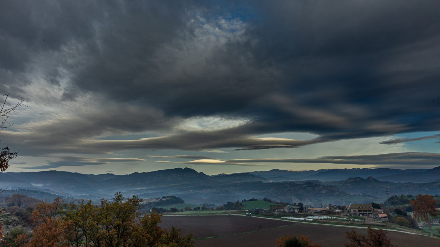Cielo de altocúmulos lenticulares en el Voltreganès