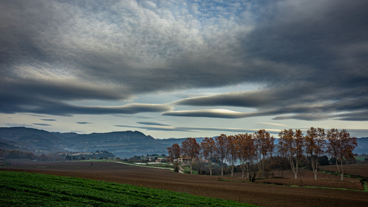 Paisaje de altocúmulos lenticulares del Voltreganès.