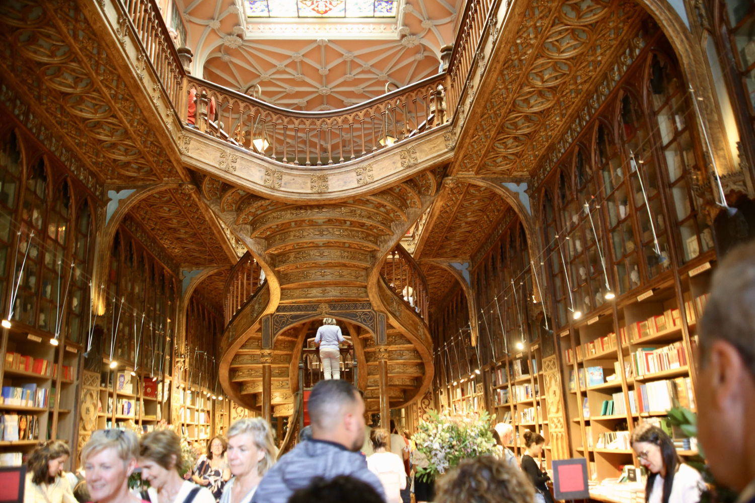 Vista del elegante interior de la Librería Lello de Oporto.