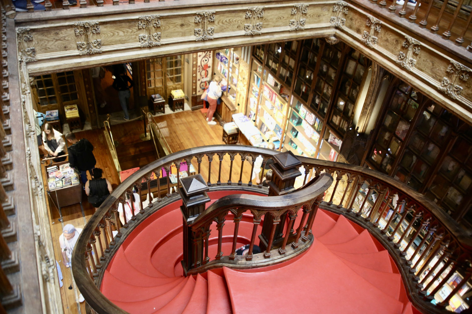 Interior de la Librería Lello de Oporto.