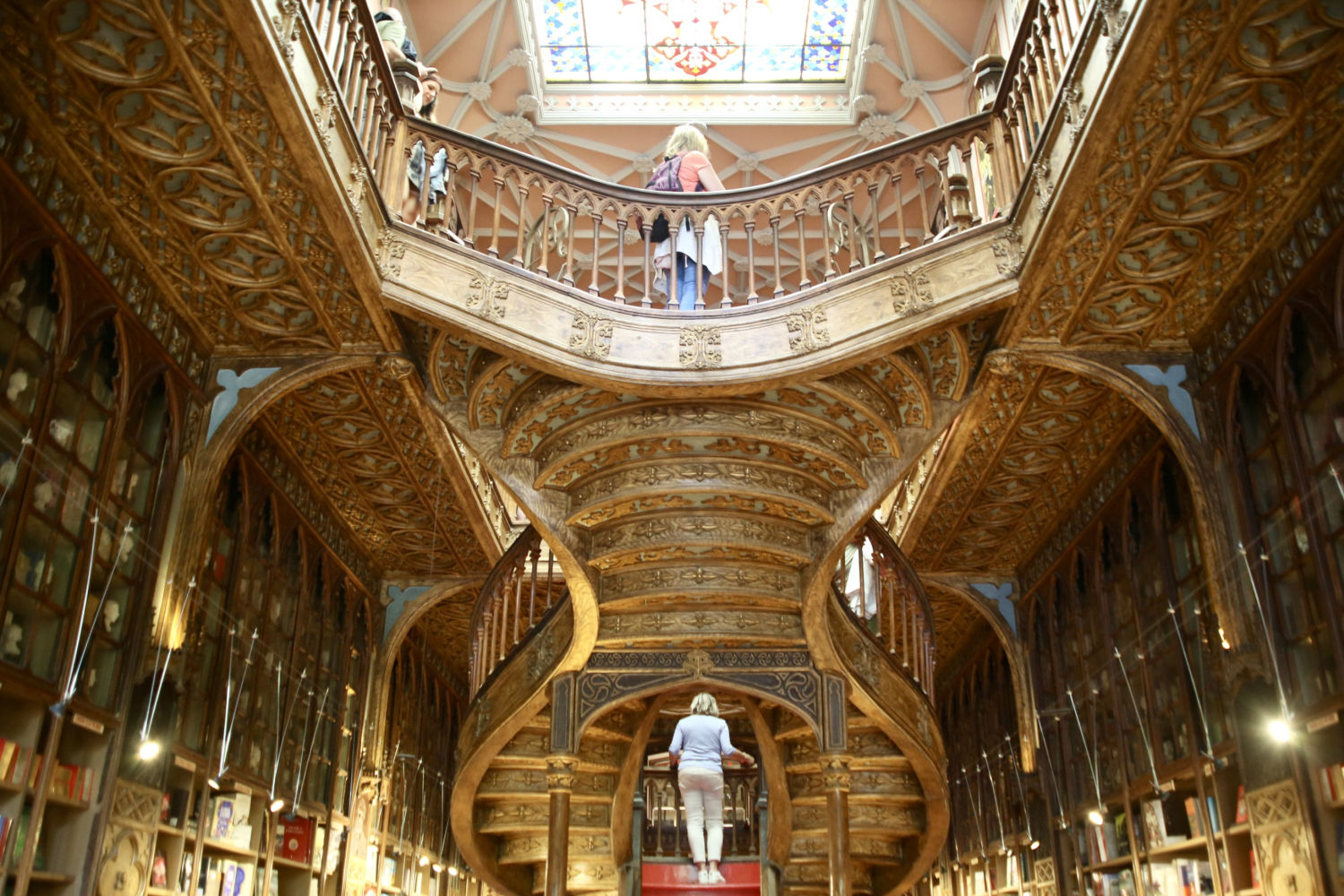Fabuloso interior de la Librería Lello de Oporto.