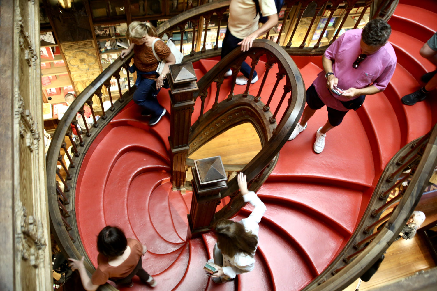 Visitantes en las escaleras circulares de la Librería Lello de Oporto.