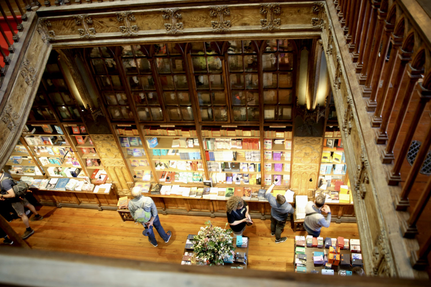 Estanterías con libros en la Librería Lello de Oporto.