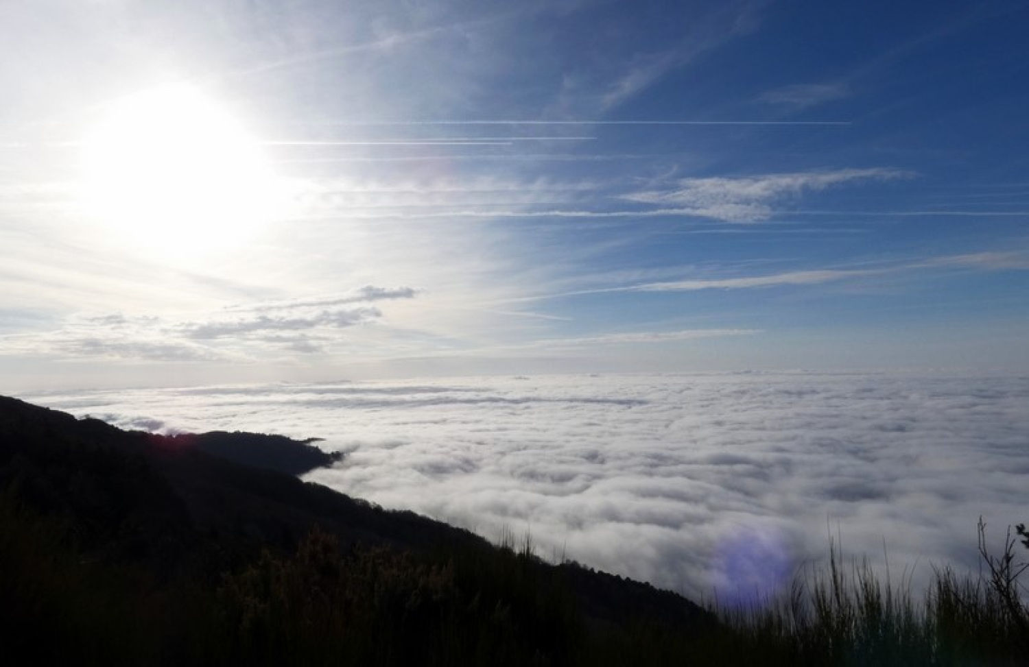 Panorámica del mar de niebla desde el Turó de l'Home.
