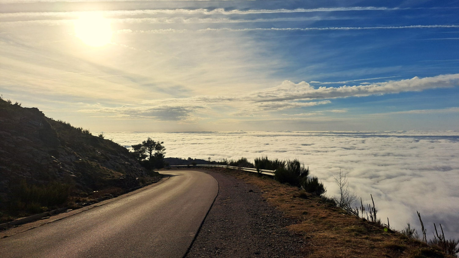 El sol sobre la niebla en la carretera del Turó de l'Home.