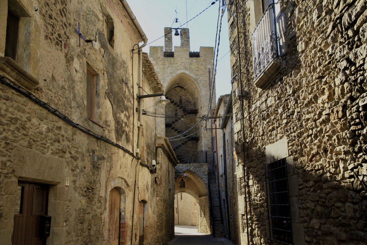 Explorando el casco medieval de Palau-sator.