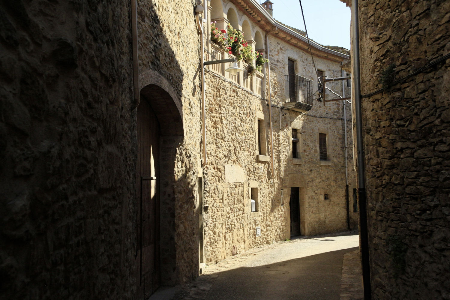 Luces y sombras en una calle de Palau-sator.
