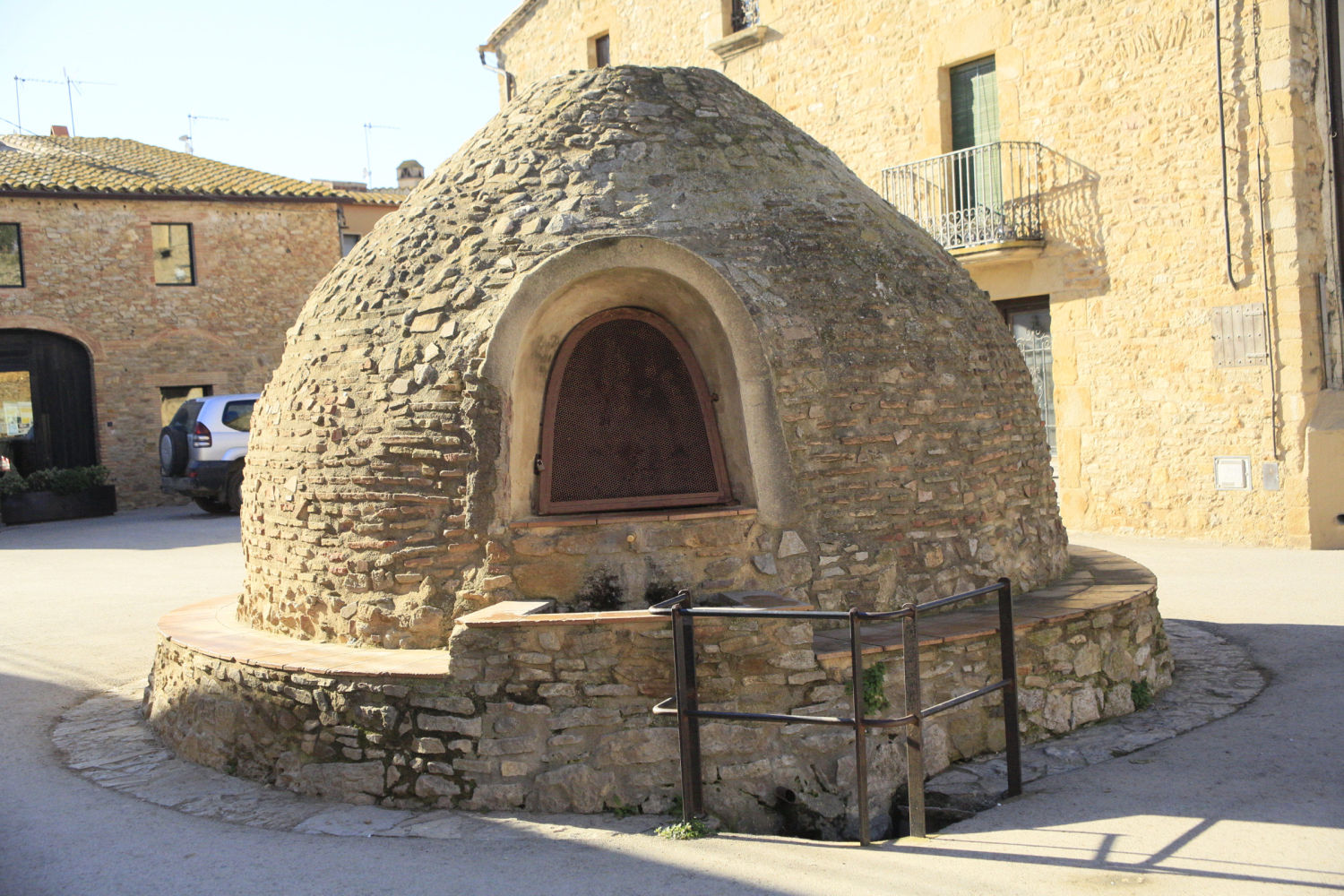 Fuente en el centro histórico de Palau-sator.