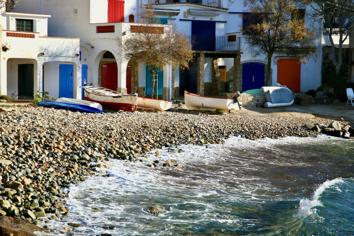 El mar se arrima a la Cala s’Alguer.