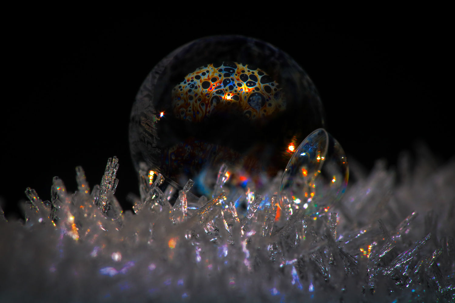 Gota de jabón congelada con varios colores.