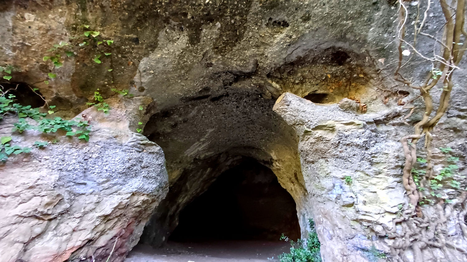 Entrada a las cuevas de les Tutes, en Granera.