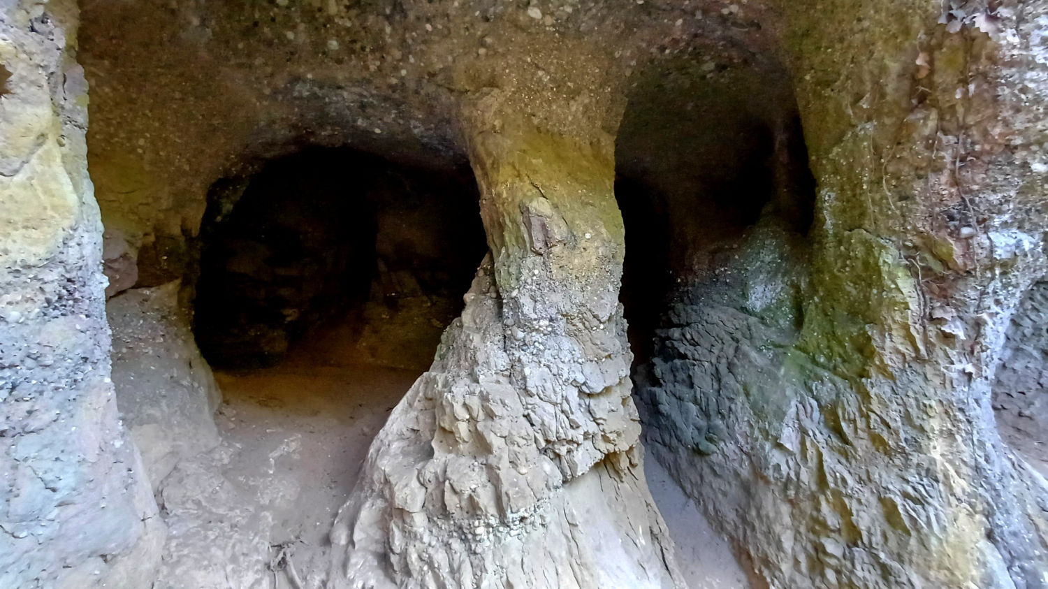 Pasillos del interior de la cueva.