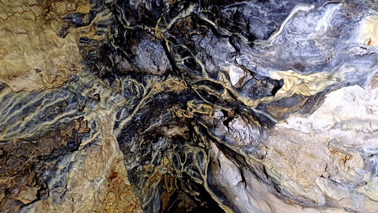 Parte superior de las cuevas de les Tutes.