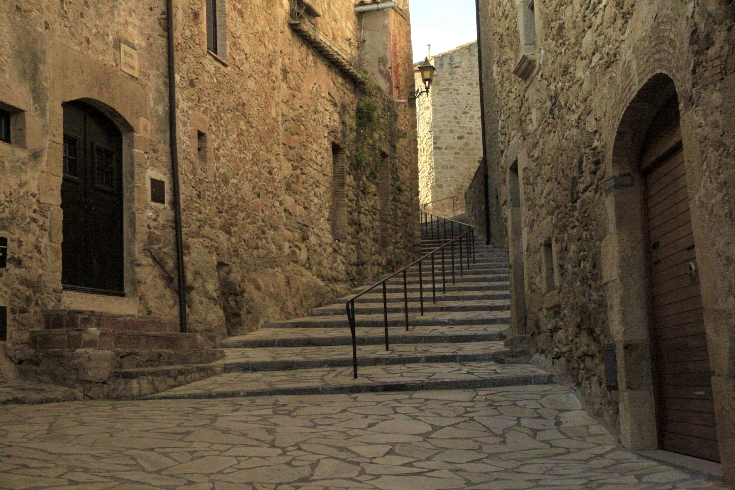 Calle empinada de Pals.