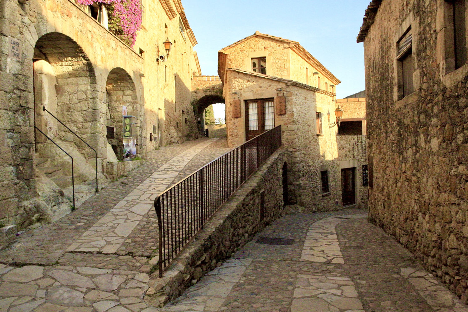 Callejuelas de rampas en Pals.