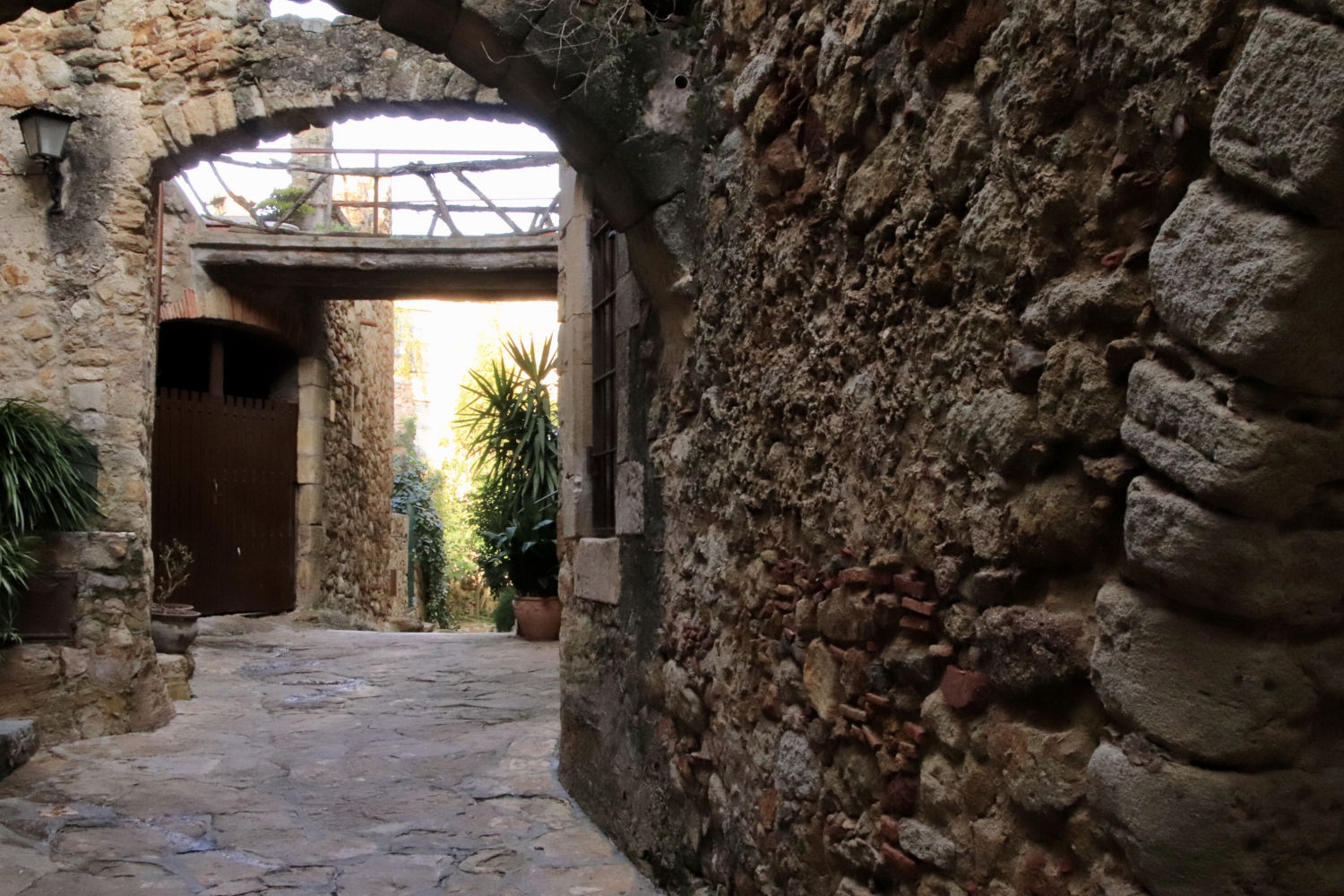 Caminando bajo arcos en Pals.