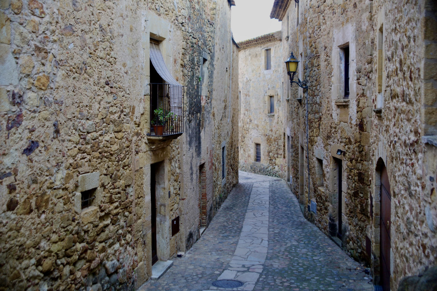Callejuela estrecha, en Pals.
