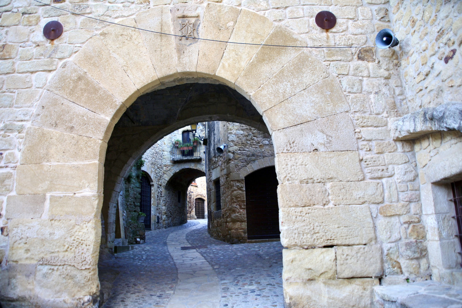 Detalle de la piedra amarillenta de arenisca de Pals.