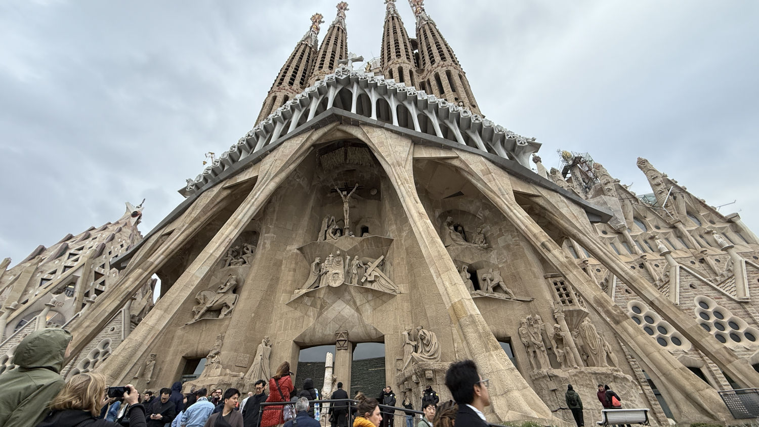 Perspectiva exterior aplanada de la Sagrada Familia.