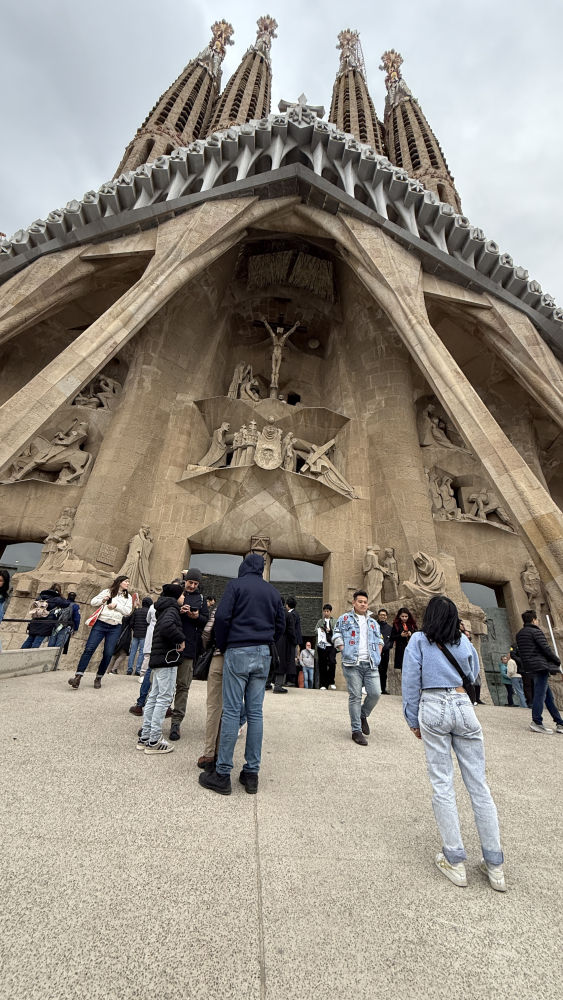 Contemplando la planta de la Sagrada Familia.