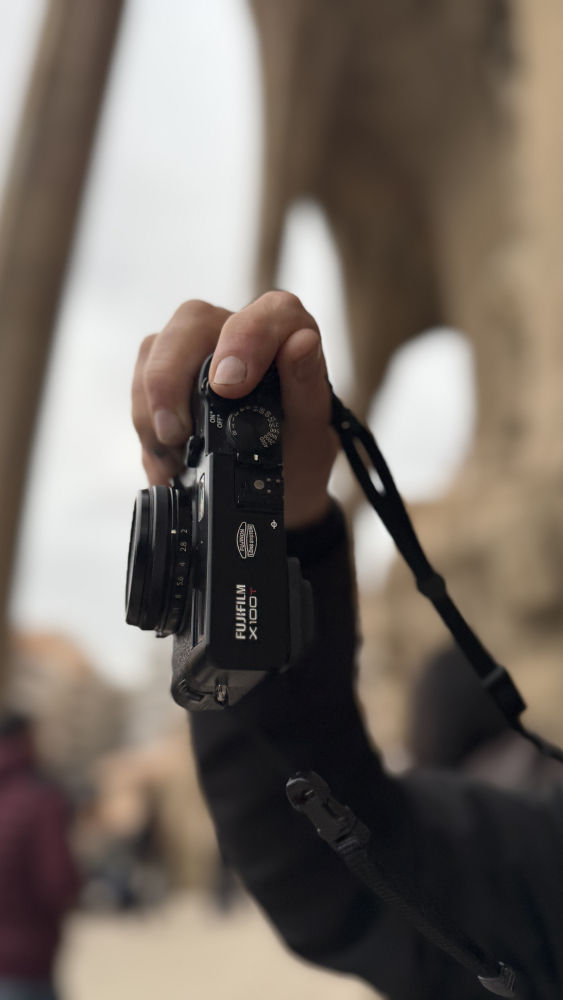 Captando detalles de la Sagrada Familia con la cámara.