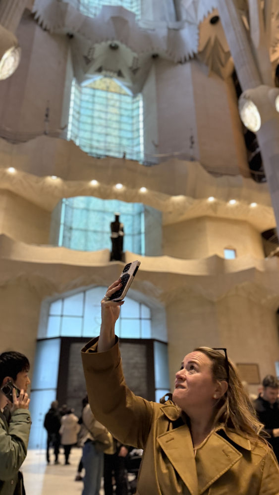 Haciendo fotos en la Sagrada Familia.