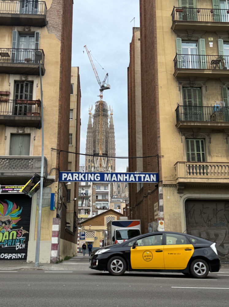 Perspectiva de la Sagrada Familia entre dos edificios.