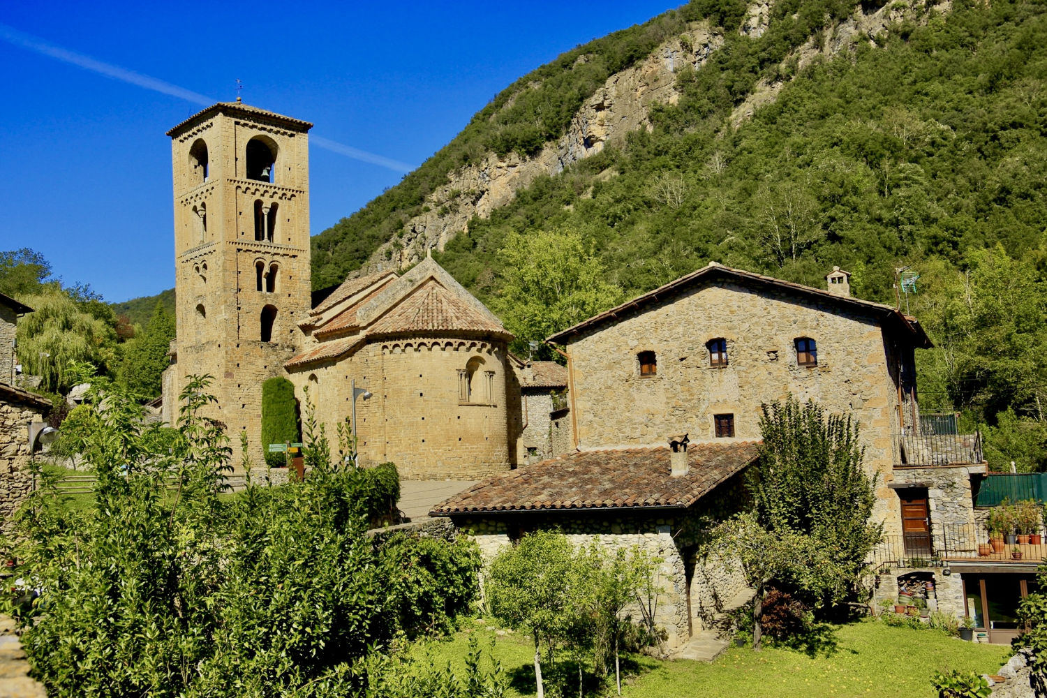Vista de Beget con el campanario románico.