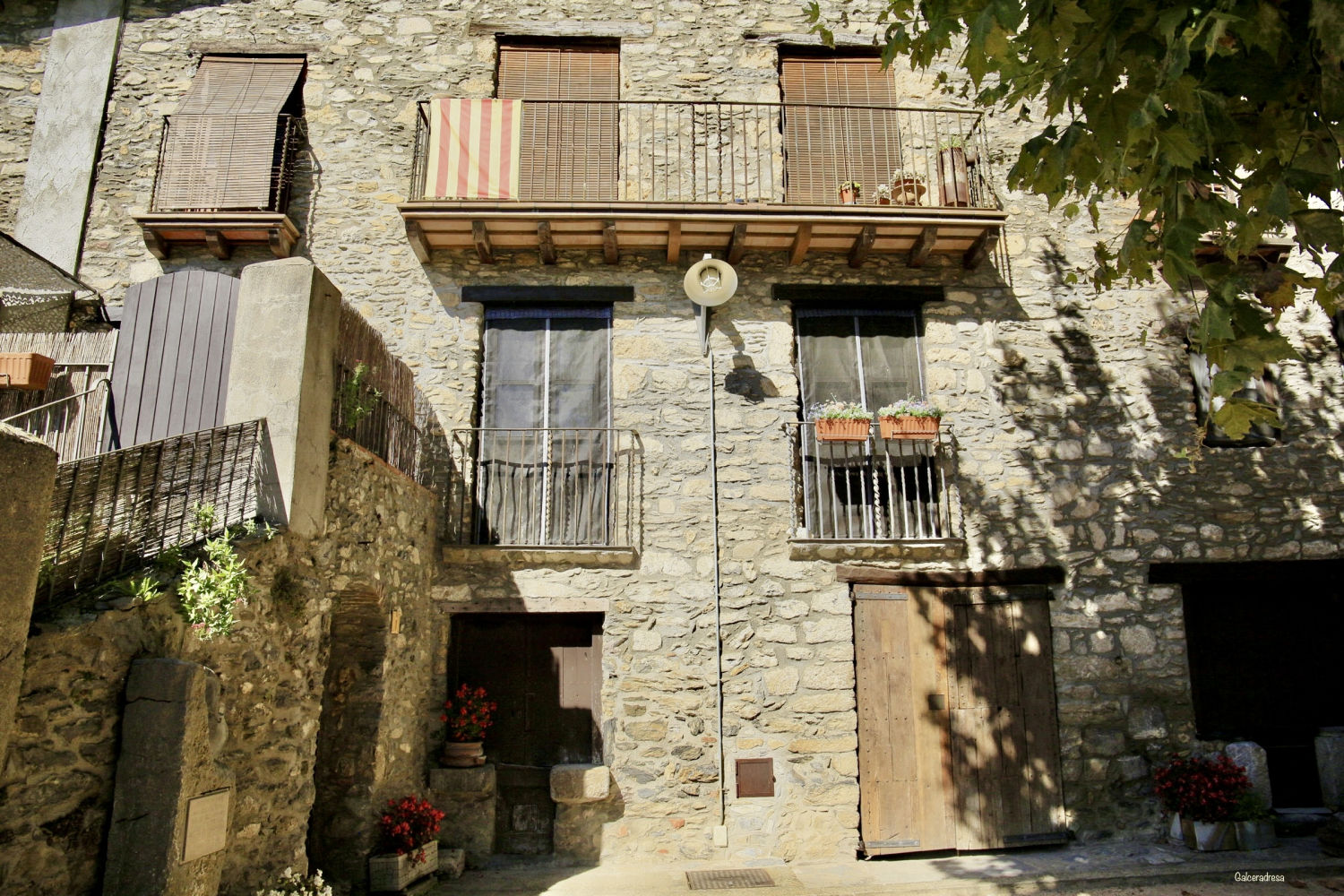 Fachada de una de las casas de piedra de Beget.