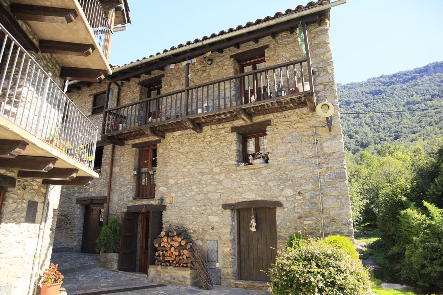 Balcones de madera en las casas de Beget.