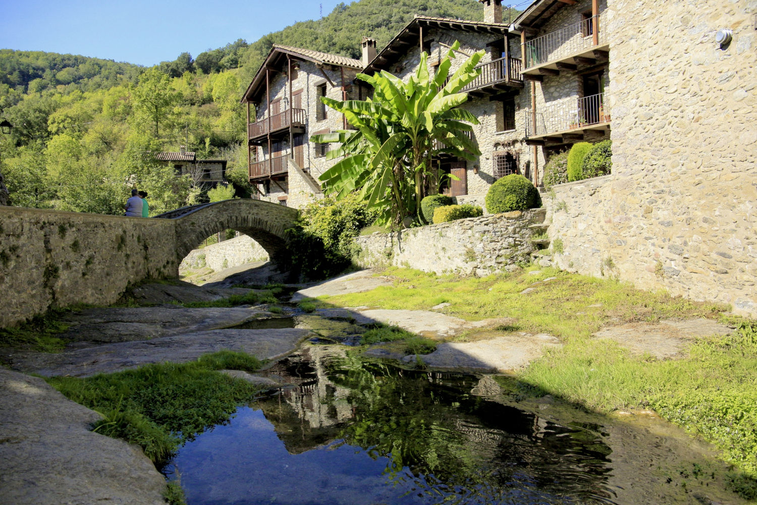 Beget desde el río.