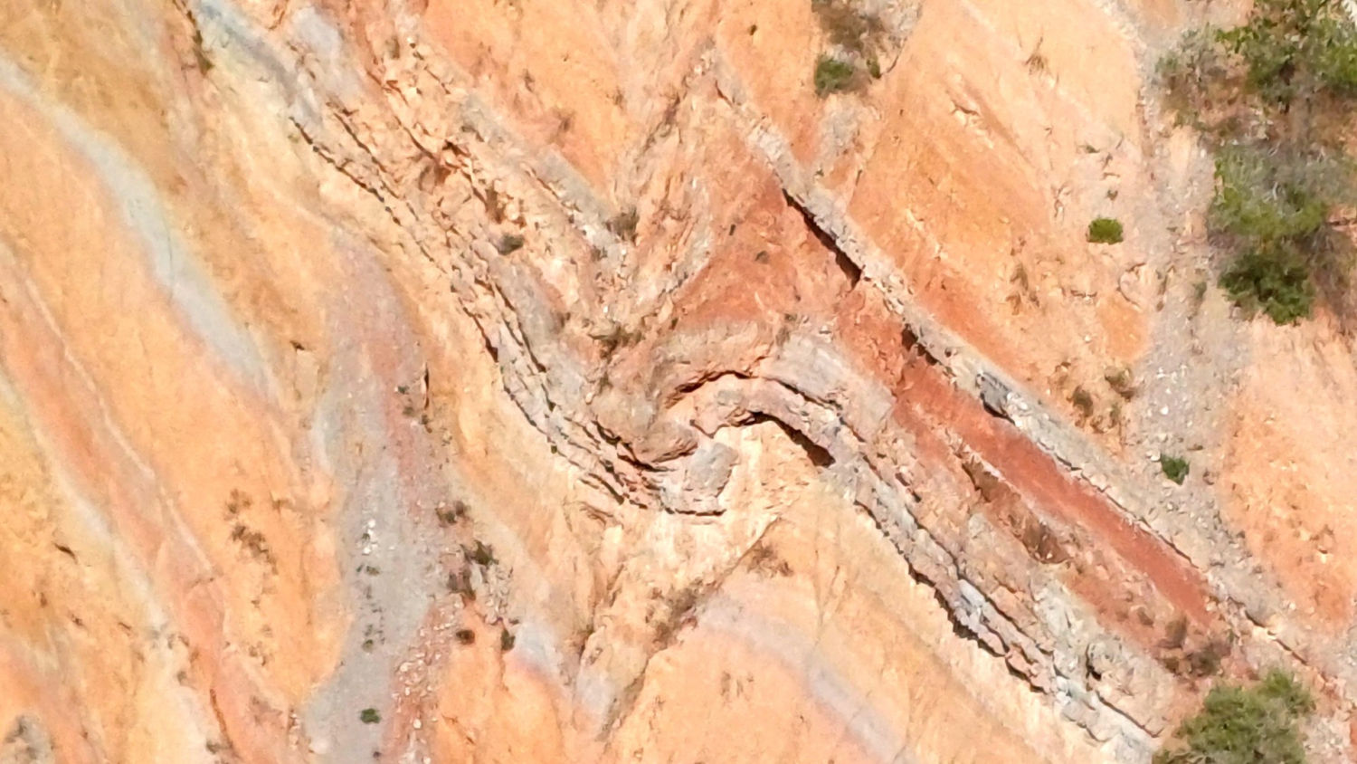 Detalle del pliegue del Brai d'Oló.