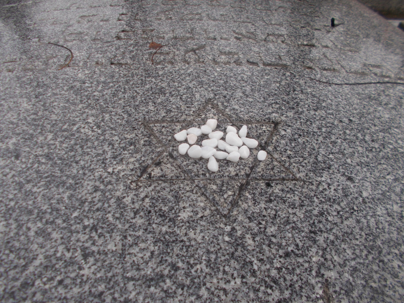 Piedrecitas sobre la cruz de David en una tumba del cementerio hebrero de la Almudena.