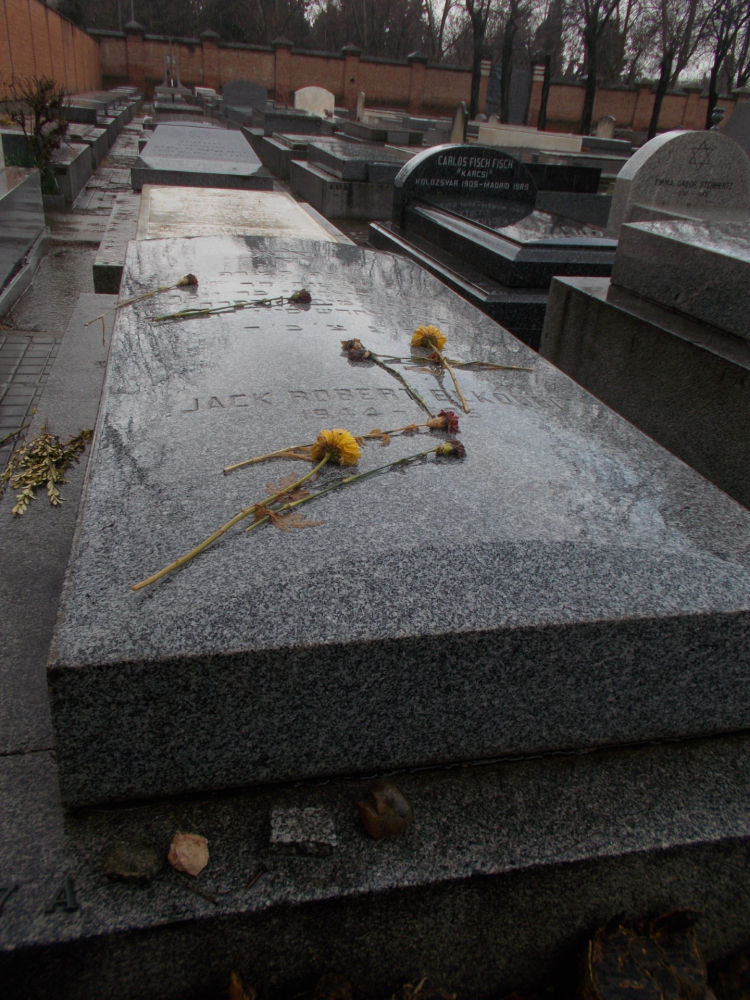 Flores en una tumba del cementerio hebrero de la Almudena.