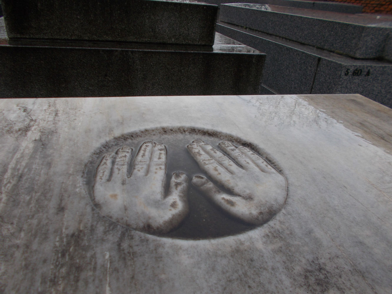 Manos esculpidas en una tumba del cementerio hebrero de la Almudena.